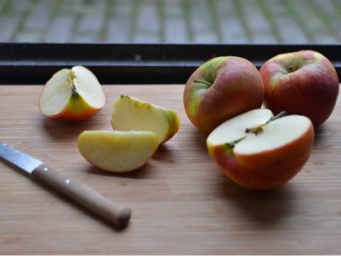 sliced apple apples vegan gluten-free fruit crisp crumble topping with oats recipe